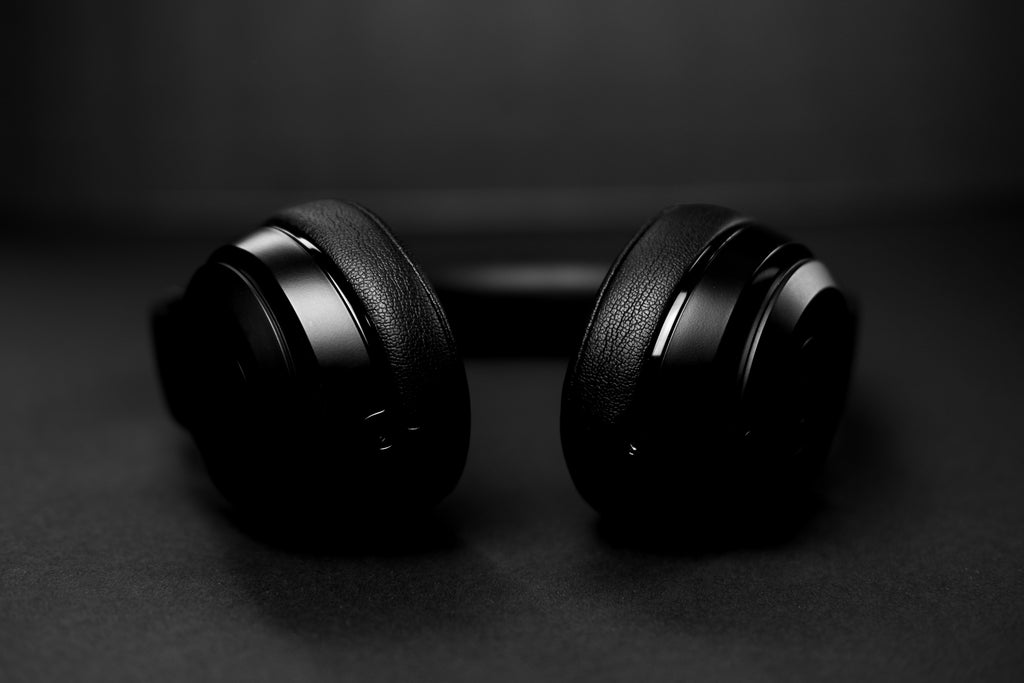 files/black-and-white-black-headphones.jpg
