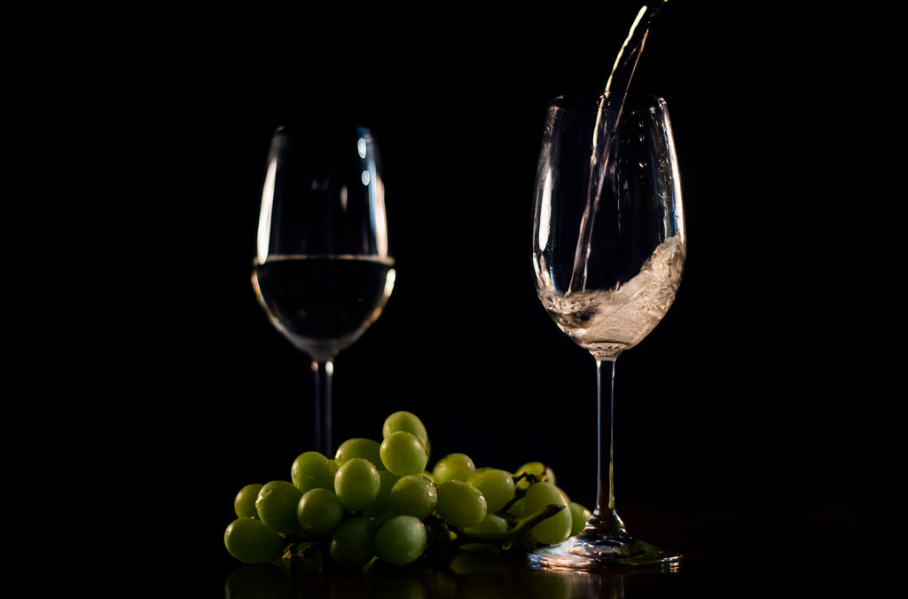 files/white-wine-pouring-with-grapes.jpg